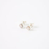 Ear studs in silver with a black blue or purple brown pearl