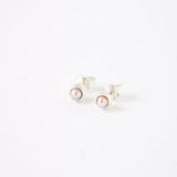 Ear studs in silver with a pink/grey pearl